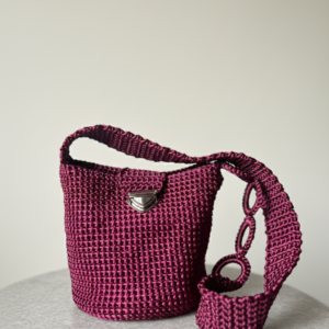 Mochila Vinotinto con broche Tejida en Seda