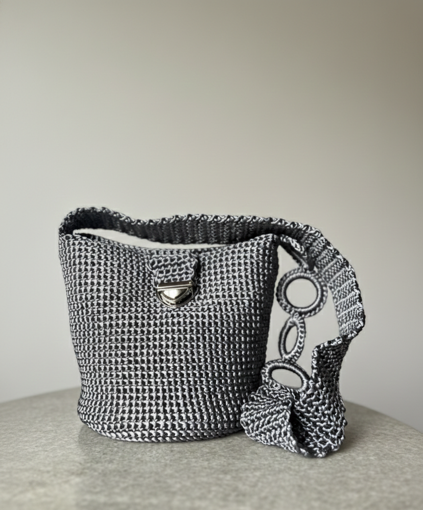 Mochila Gris con broche Tejida en Seda - Image 2