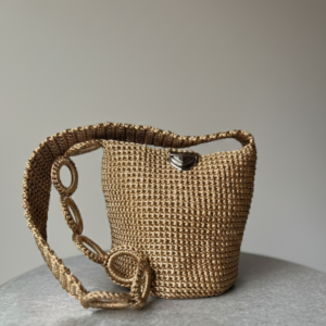 Mochila Dorada Luxury con broche Tejida en Seda