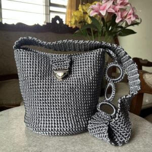 Mochila Gris con broche Tejida en Seda