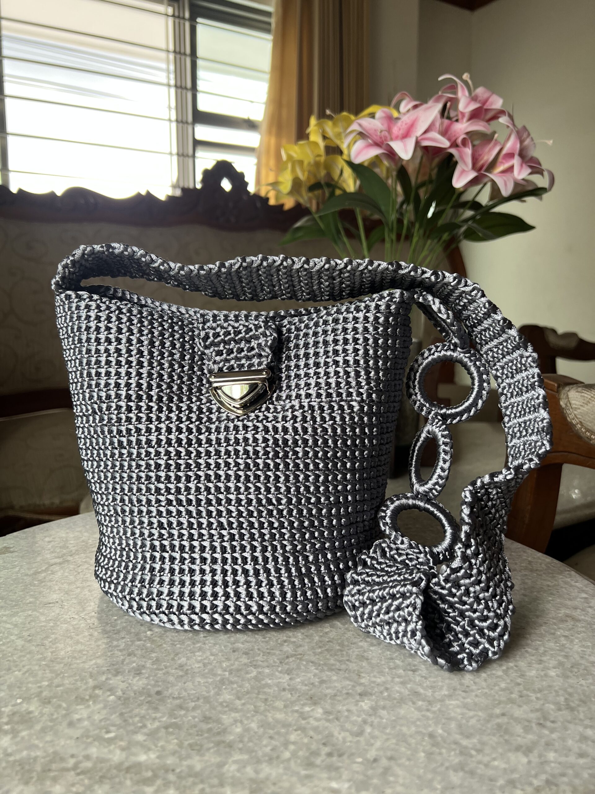 Mochila Gris con broche Tejida en Seda
