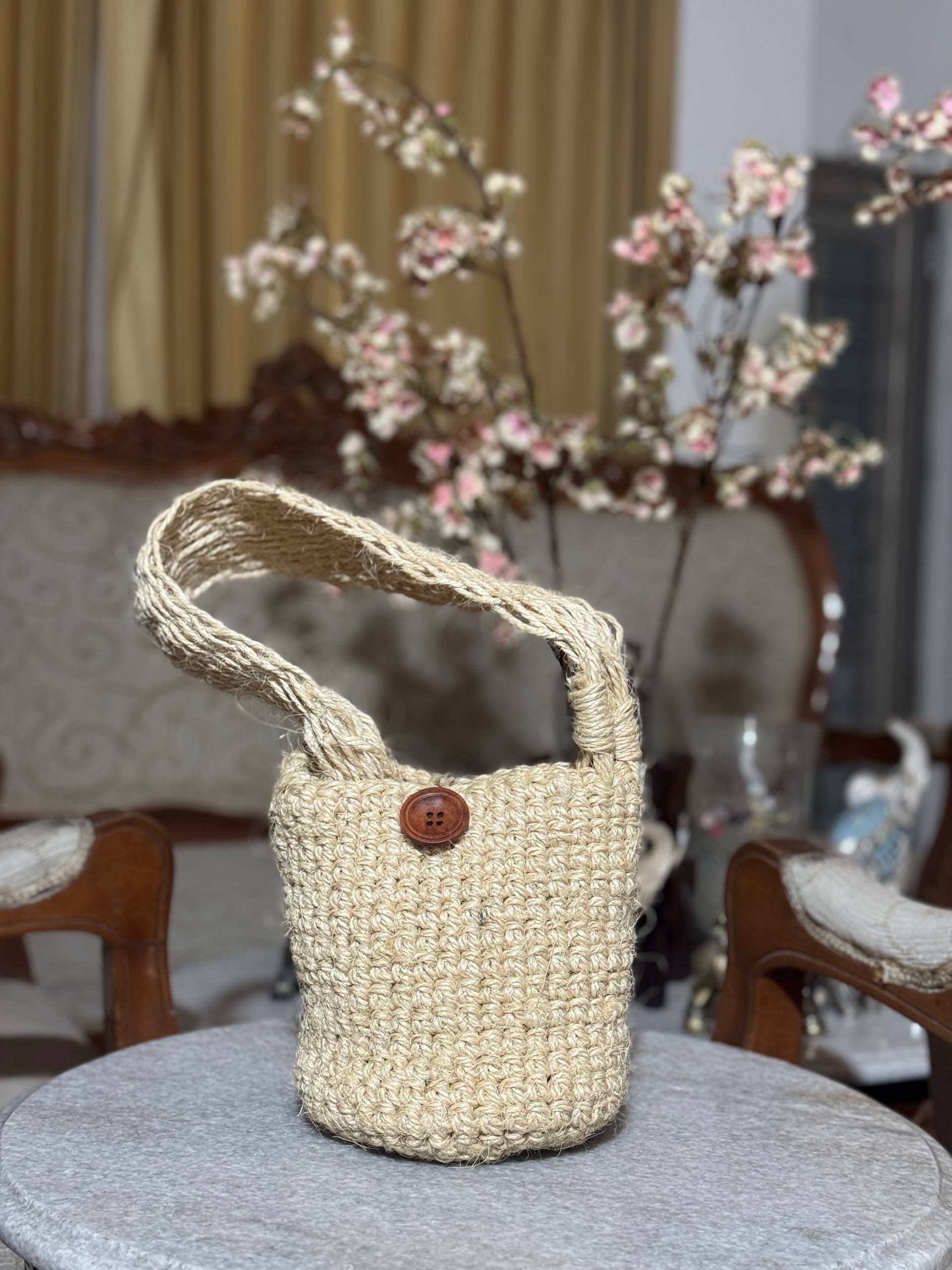 Mochila de Fique Tejida Pequeña Con Botón - Image 2